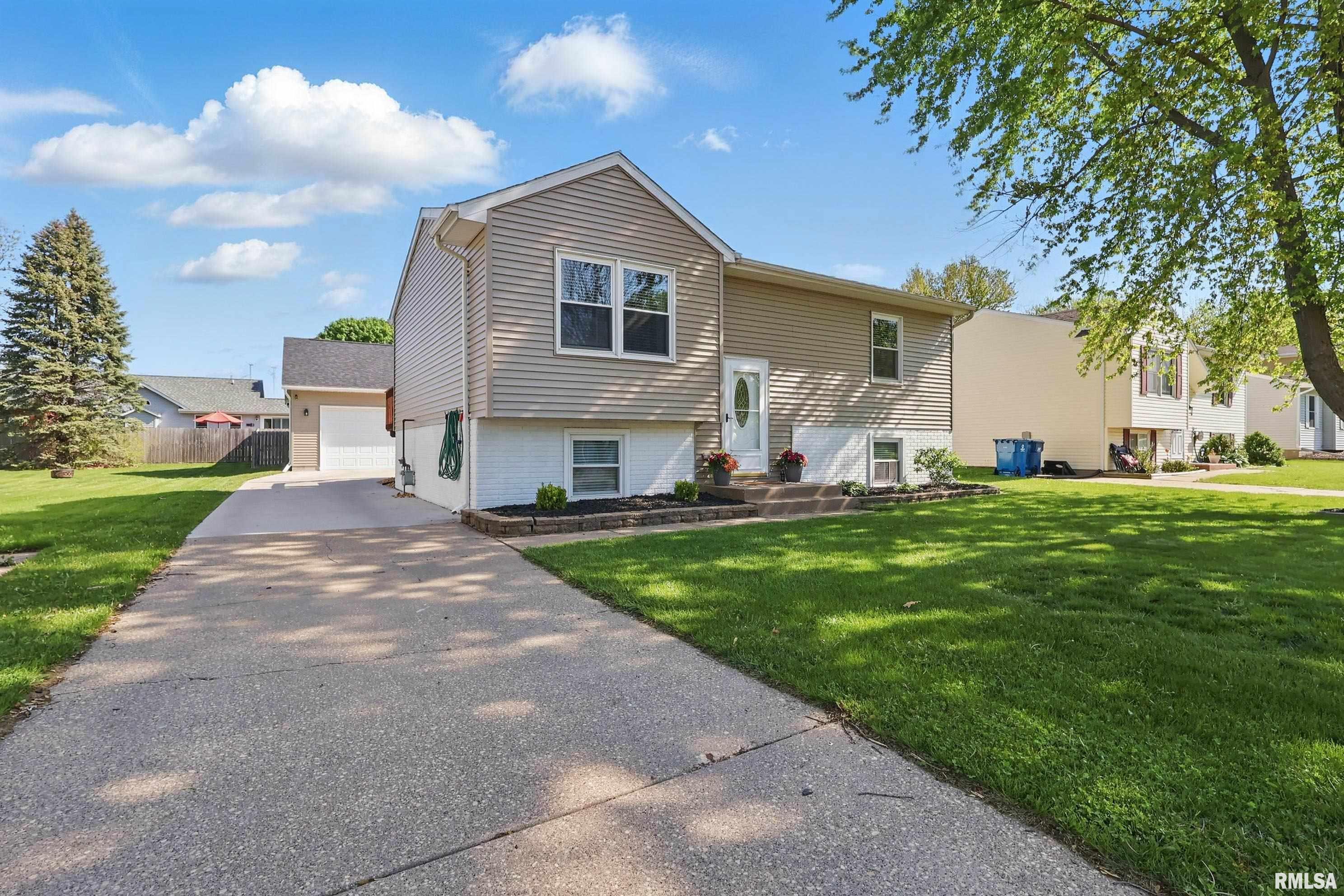 822 Donahue Eldridge, IA 52748 - Photo 2 of 35