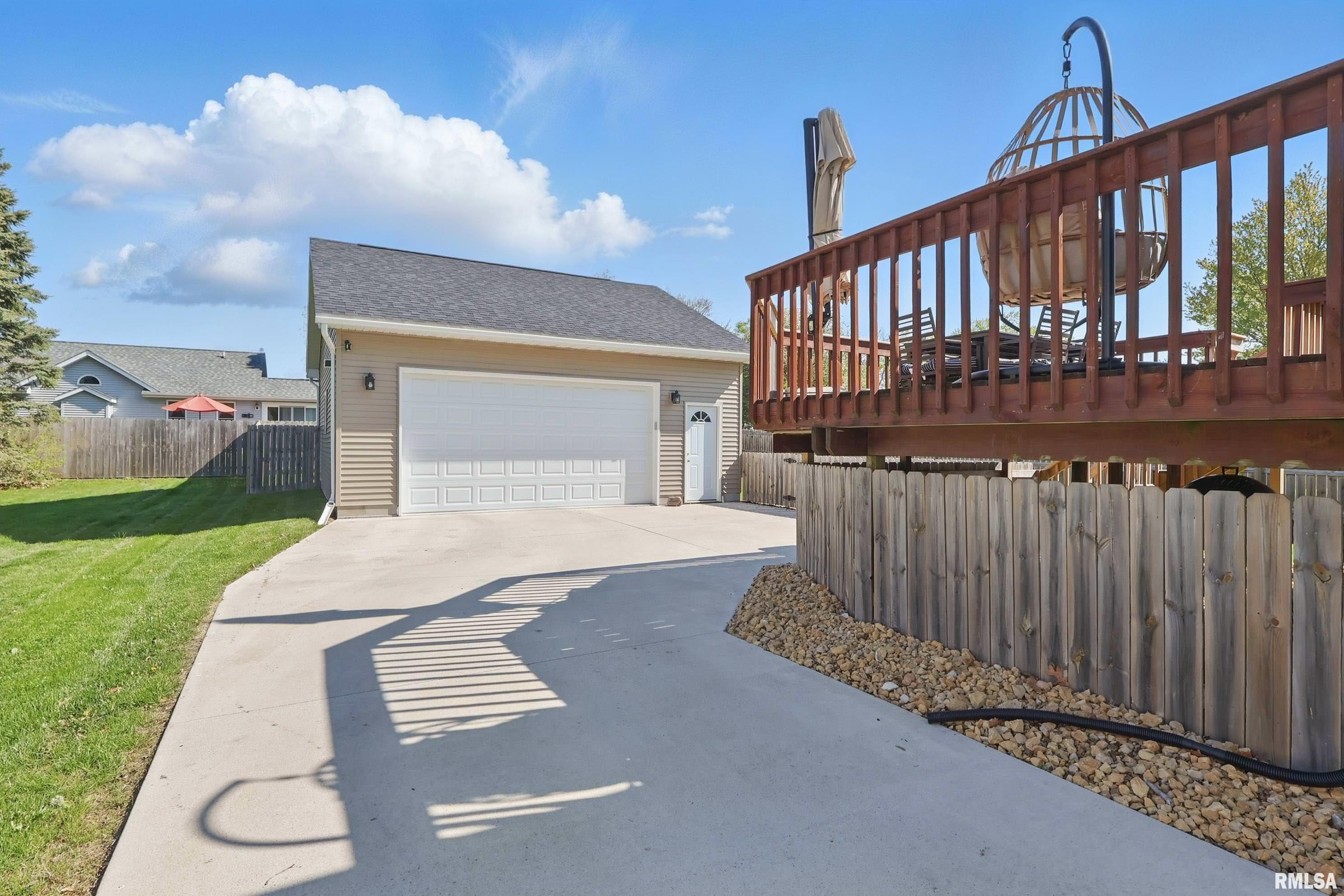 822 Donahue Eldridge, IA 52748 - Photo 3 of 35