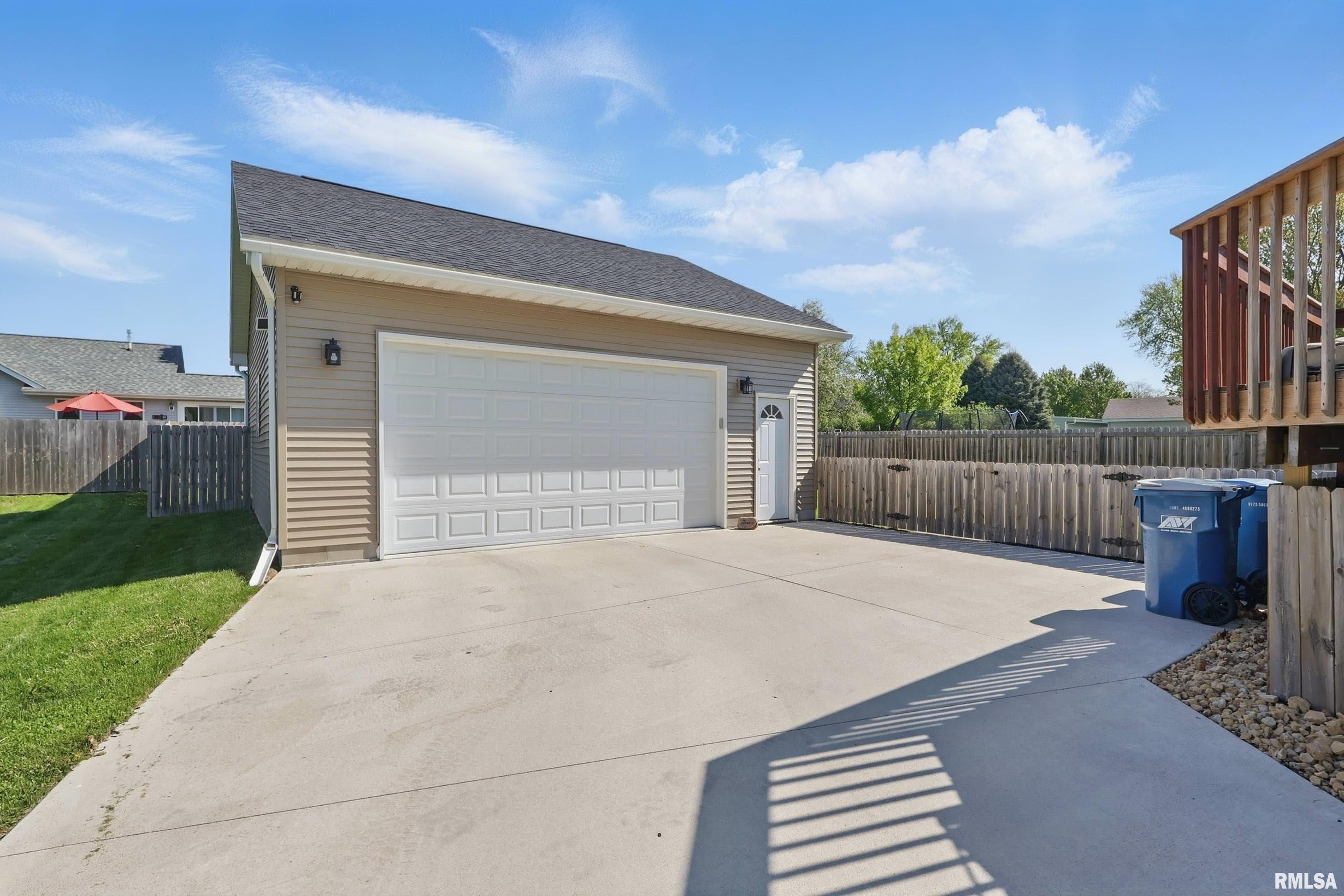 822 Donahue Eldridge, IA 52748 - Photo 4 of 35