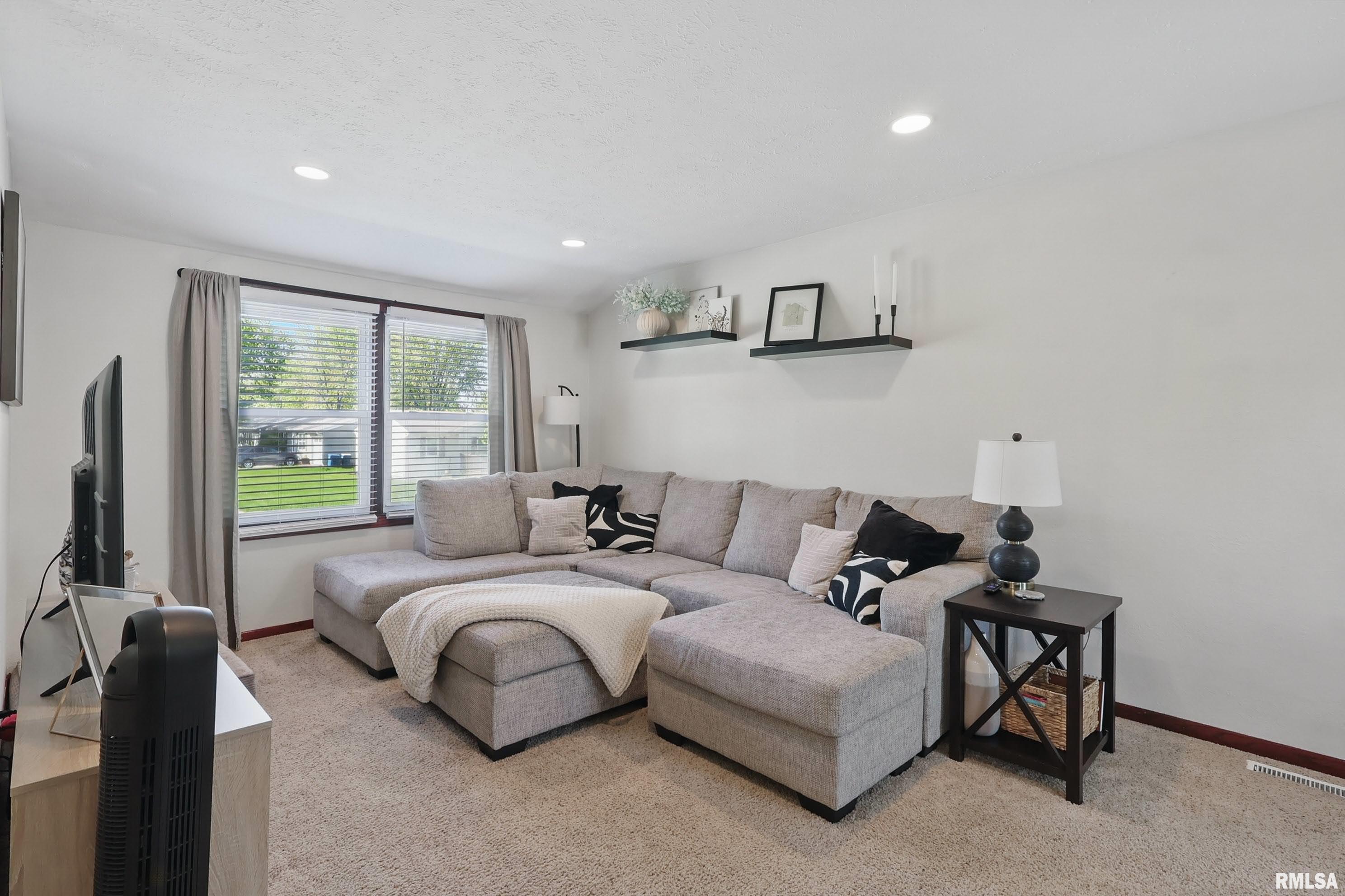 822 Donahue Eldridge, IA 52748 - Photo 8 of 35