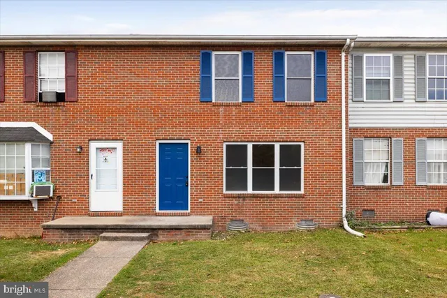 a view of a house with backyard