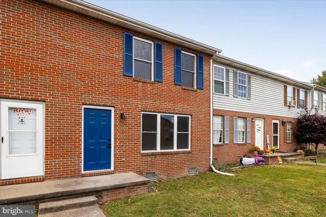 a picture of a room with a floor plan
