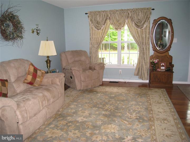 620 Elk Road Monroeville, NJ 08343 - Photo 5 of 23 Living Room