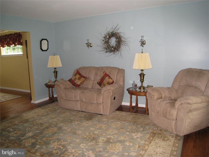 620 Elk Road Monroeville, NJ 08343 - Photo 6 of 23 Living Room