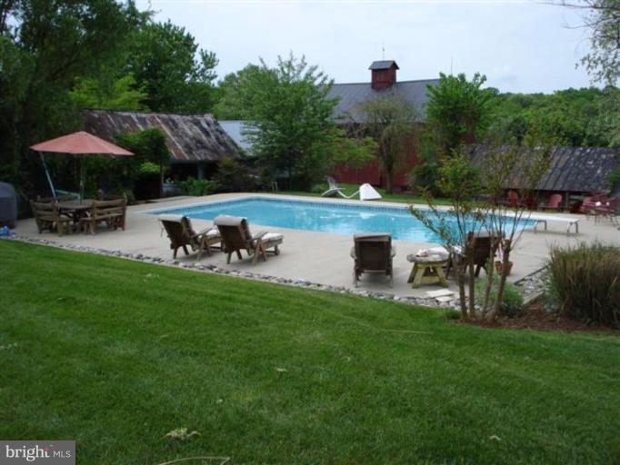 3006 Fox Mill Road Oakton, VA 22124 - Photo 6 of 6 Swimming Pool