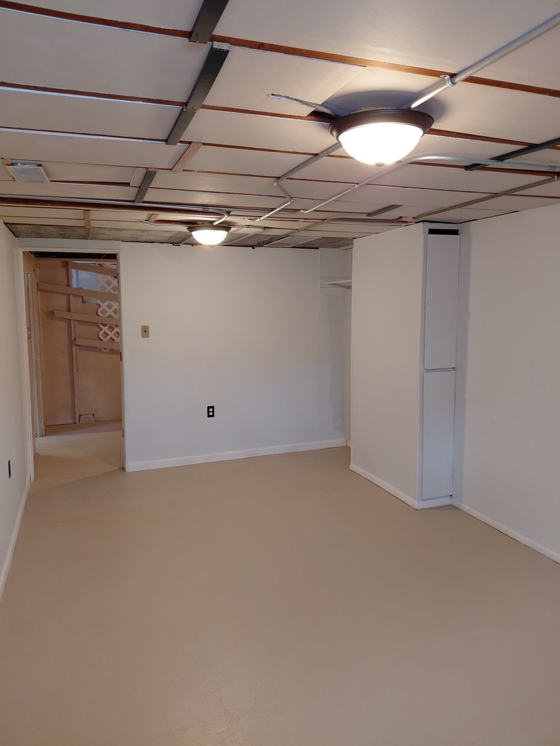 2231 West Cheyenne Road Waukegan, IL 60087 - Photo 14 of 21 a view of a garage