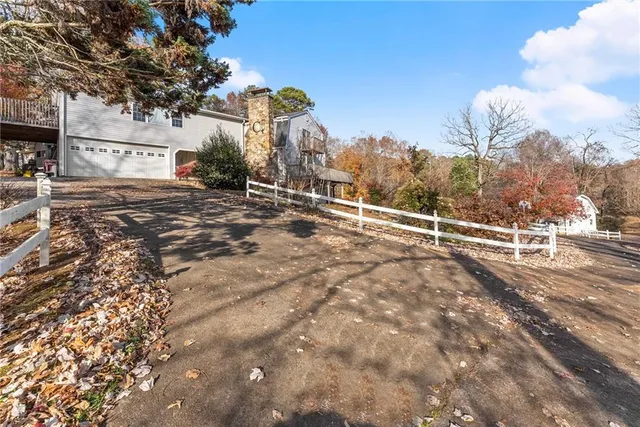 a black and white photo of a picture