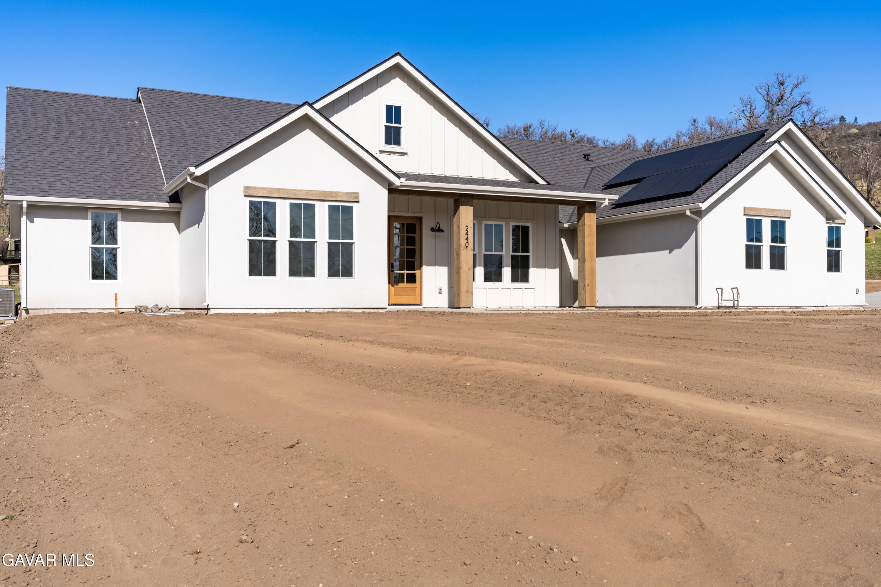 24401 Oaktree Court Tehachapi, CA 93561 - Photo 2 of 36 a front view of a house with a yard
