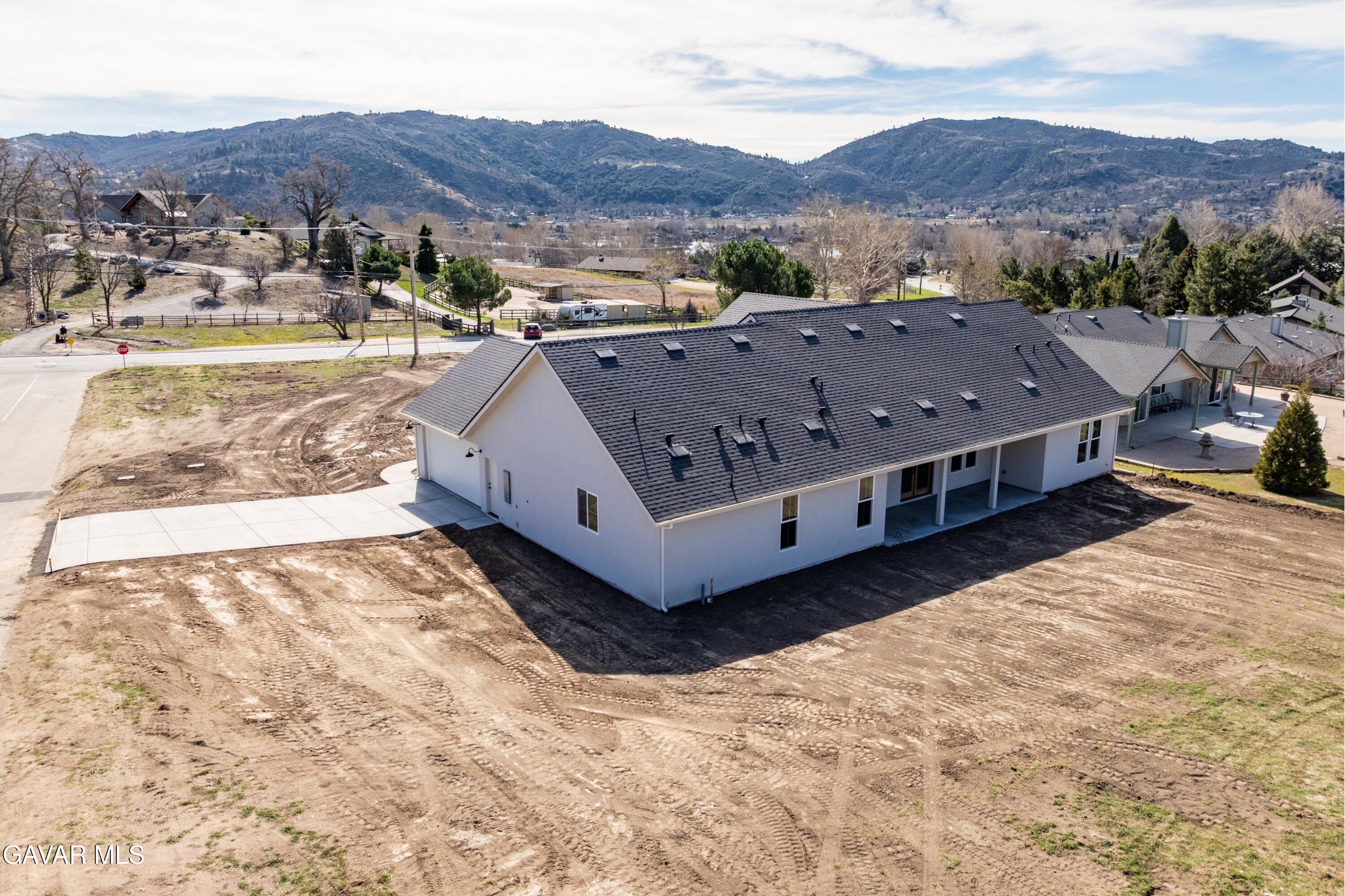 24401 Oaktree Court Tehachapi, CA 93561 - Photo 29 of 36 10-DJI_0139-HDR