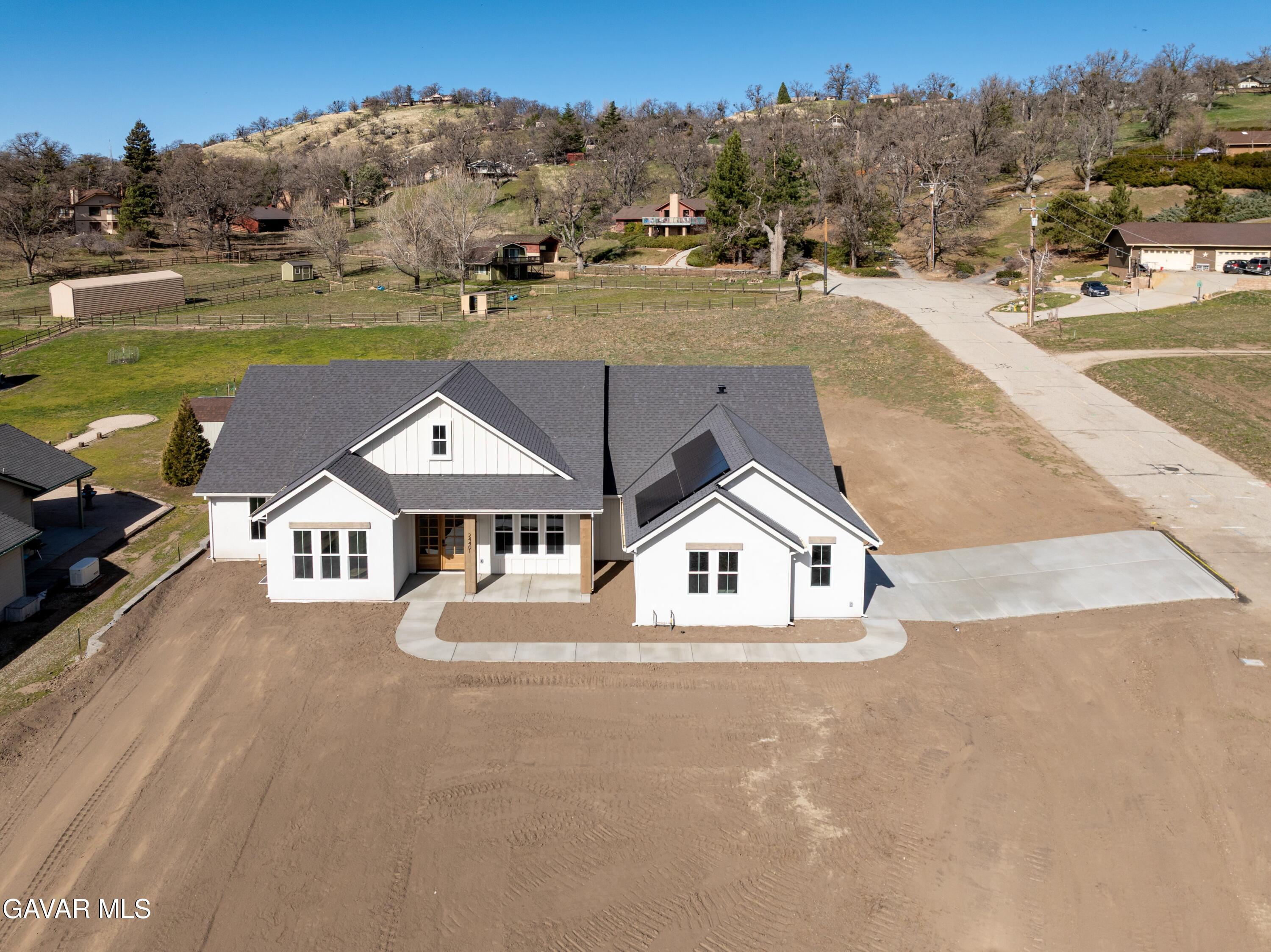 24401 Oaktree Court Tehachapi, CA 93561 - Photo 5 of 36 13-DJI_0124-HDR