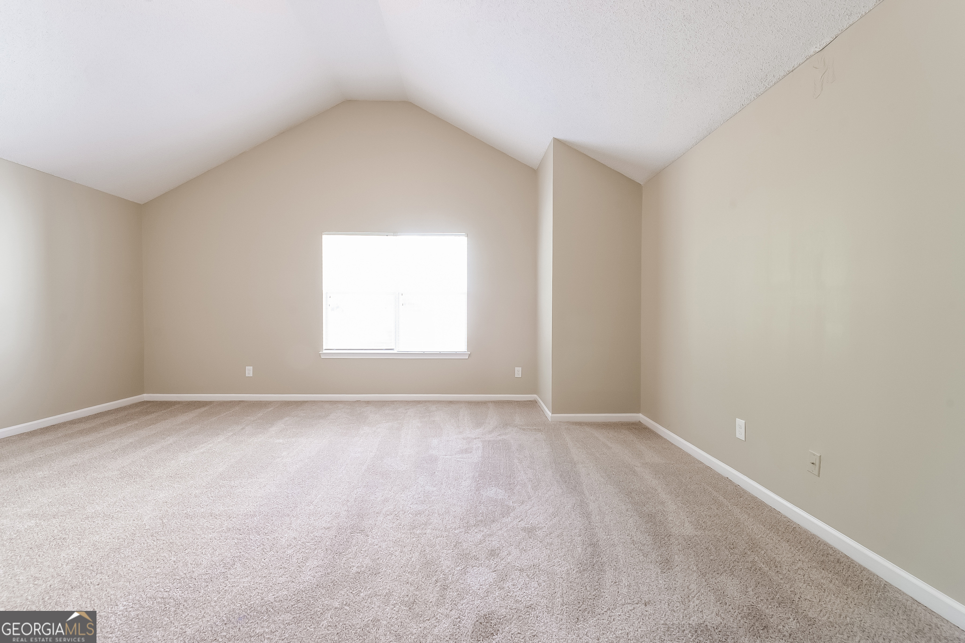 6998 ⛉ Bonnes Boulevard Austell, GA 30168 - Photo 11 of 15 an empty room with a window