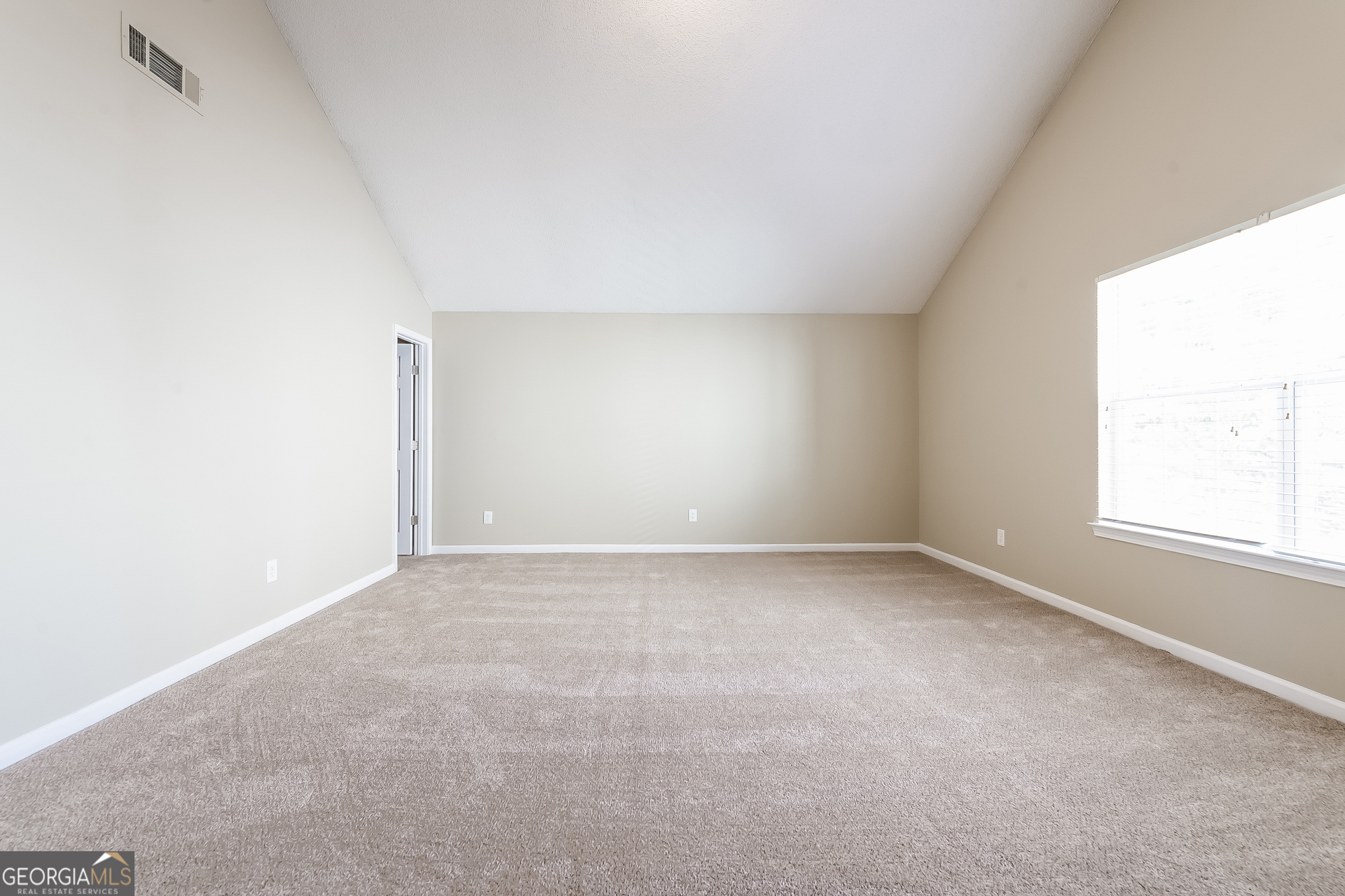 6998 ⛉ Bonnes Boulevard Austell, GA 30168 - Photo 3 of 15 a view of an empty room with a window