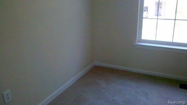 22 Eagle Ridge Road Lake Orion, MI 48360 - Photo 9 of 14 bed2.jpg