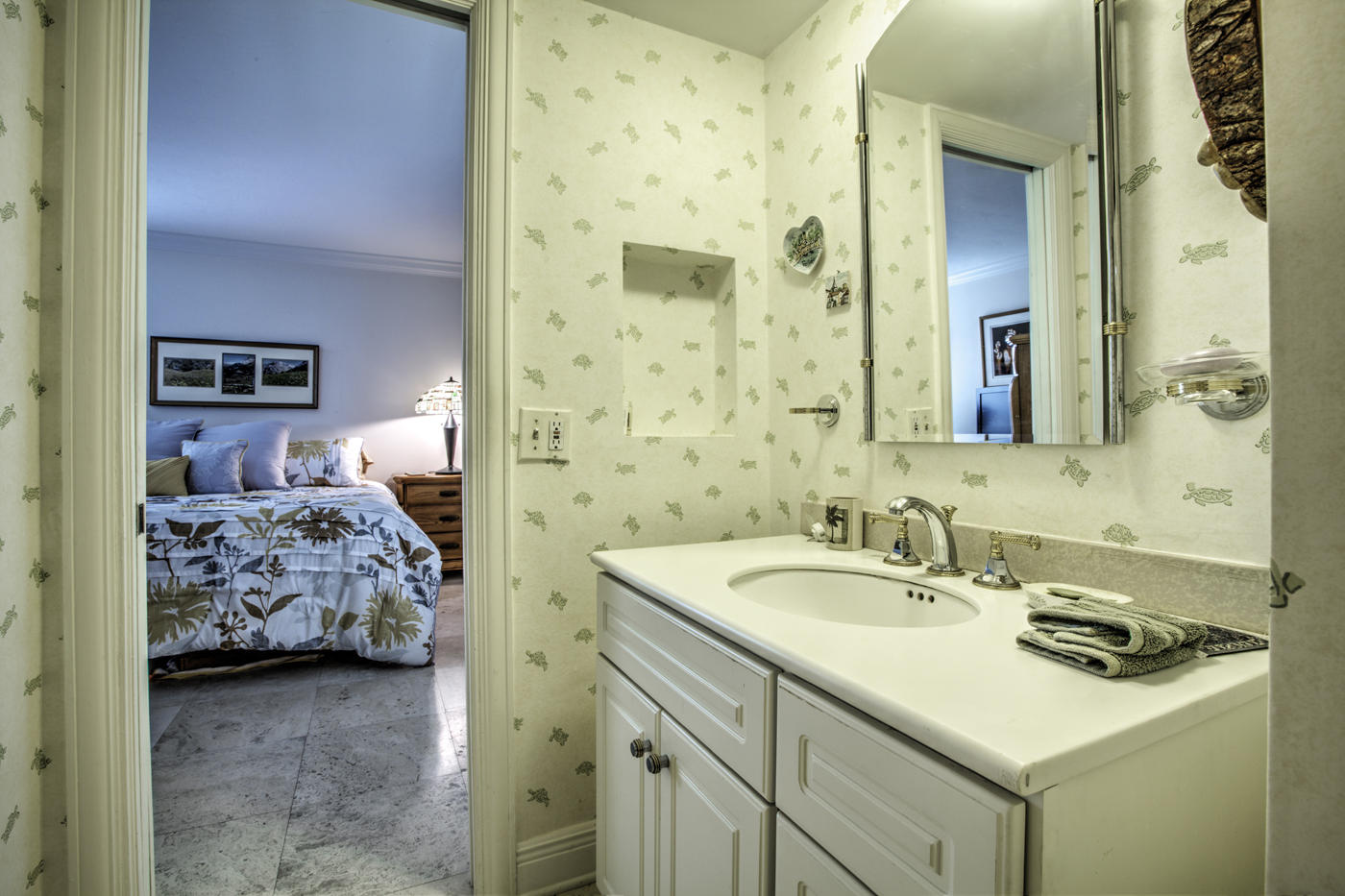 2190 Ibis Isle Road, Unit 4 Palm Beach, FL 33480 - Photo 16 of 29 guest bath