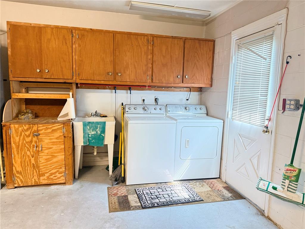 4262 Northeast 35th Avenue Road Ocala, FL 34479 - Photo 26 of 28 a utility room with dryer and washer