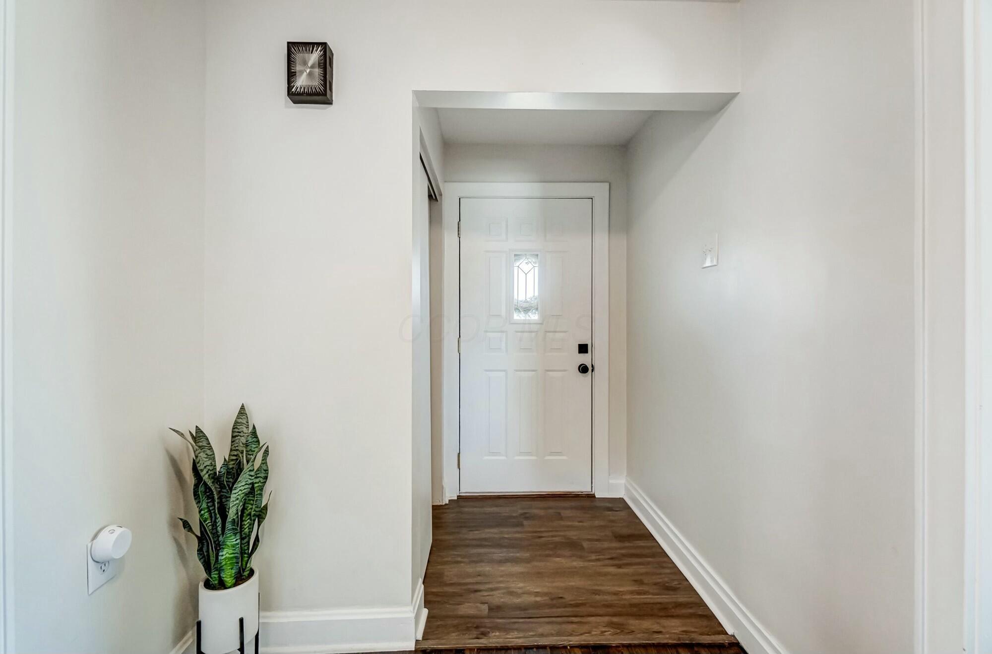 533 East Torrence Road Columbus, OH 43214 - Photo 6 of 64 Foyer has a coat closet.