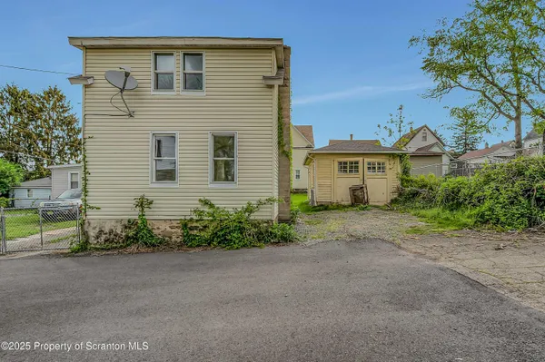 $900 | 918 Maple Street, Unit REAR, Scranton, PA 18505
