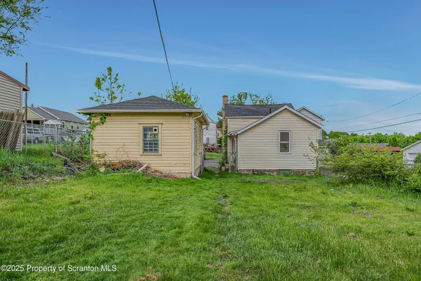 $900 | 918 Maple Street, Unit REAR, Scranton, PA 18505
