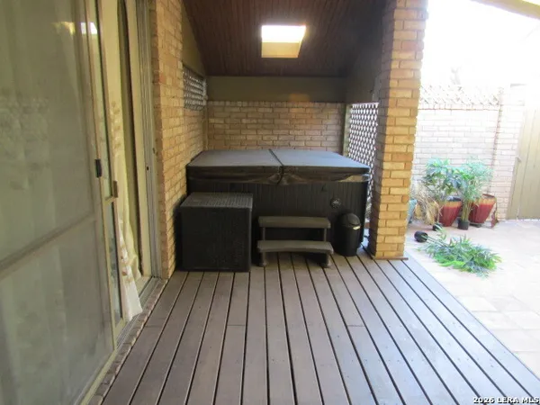 a view of a backyard