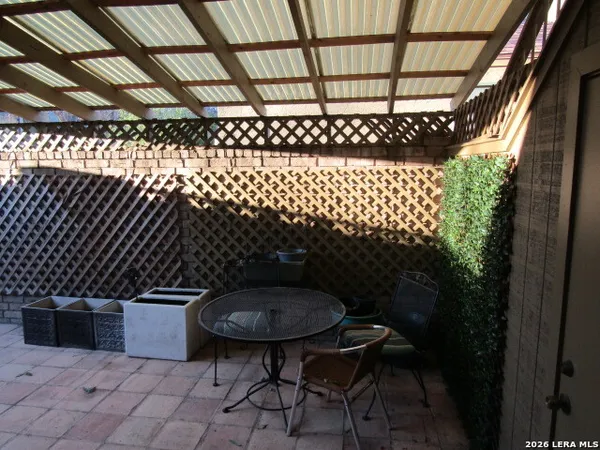 a view of entryway with a yard