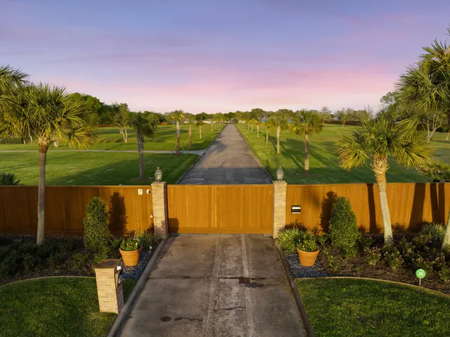 $7,775,000 | 102 South R Street, La Porte, TX 77571