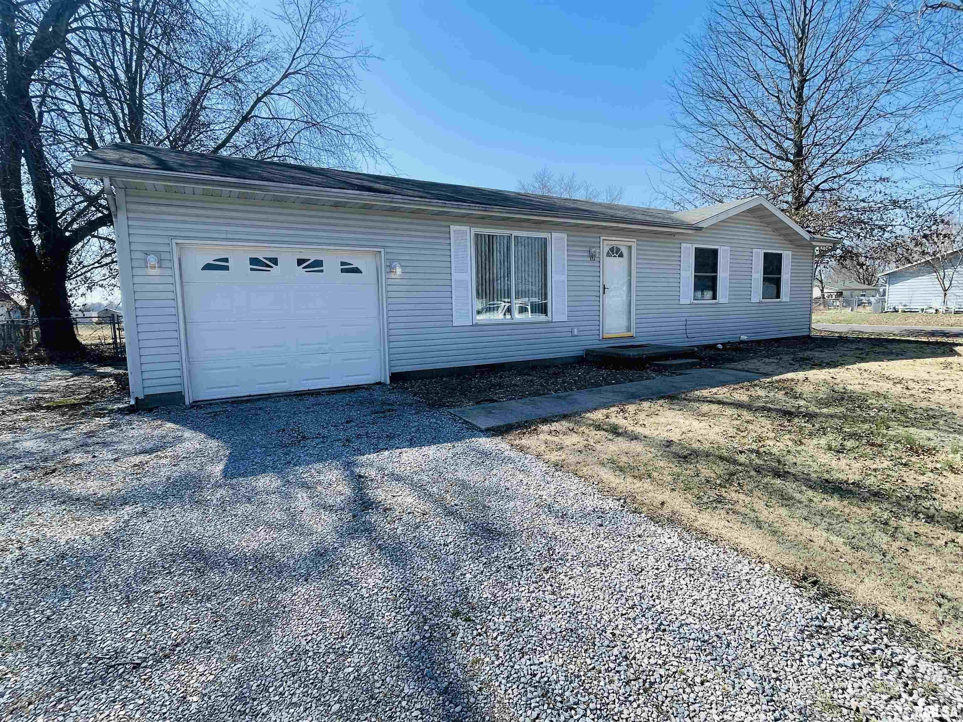 123 Lamar Drive Salem, IL 62881 - Photo 2 of 22