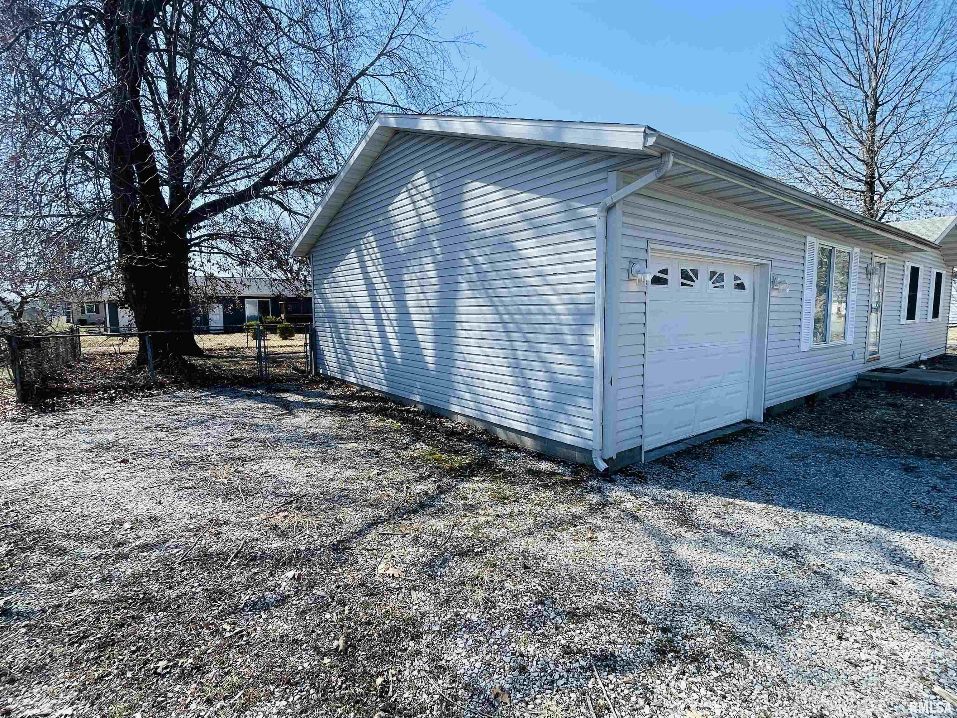 123 Lamar Drive Salem, IL 62881 - Photo 3 of 22