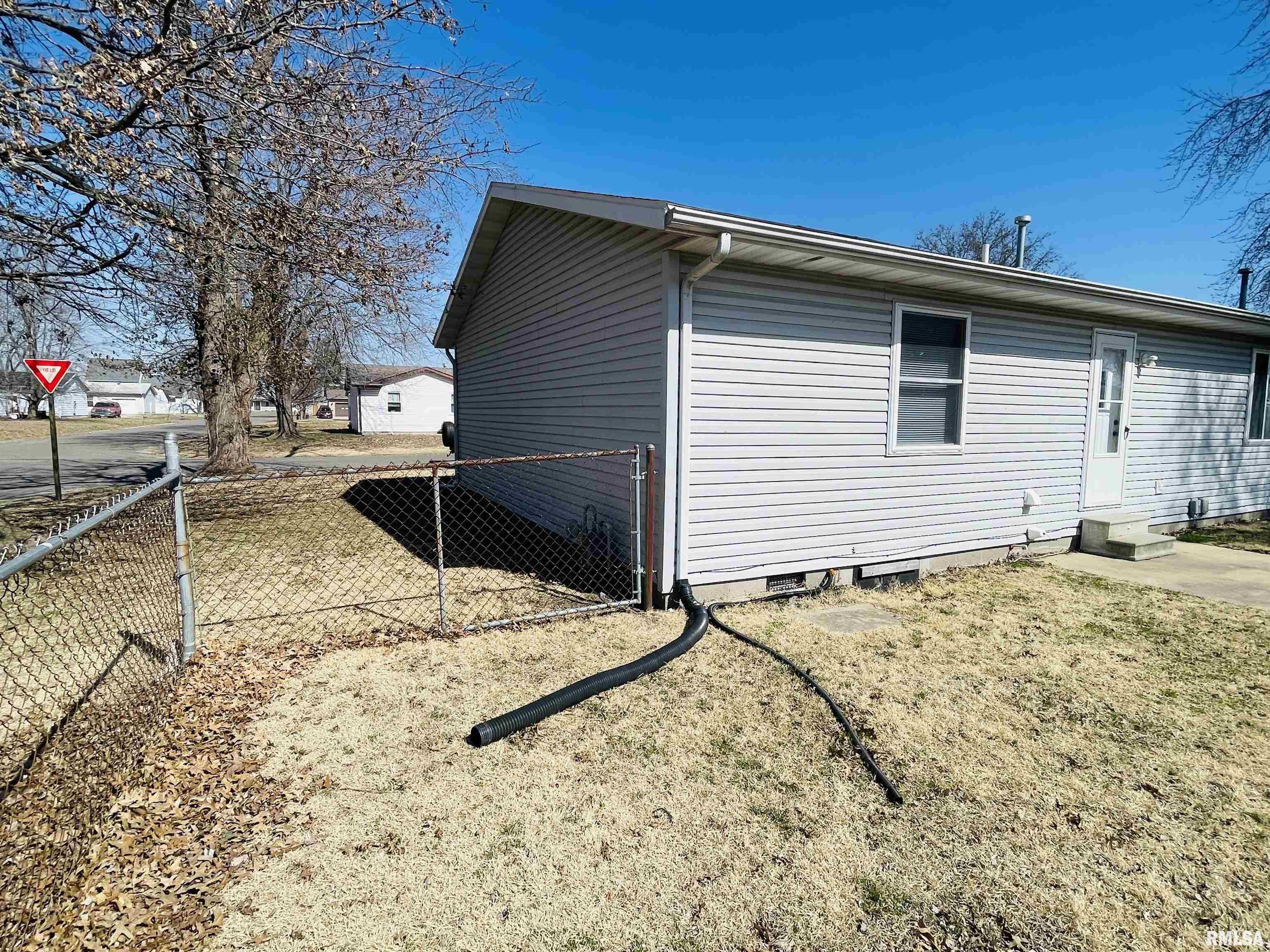 123 Lamar Drive Salem, IL 62881 - Photo 4 of 22