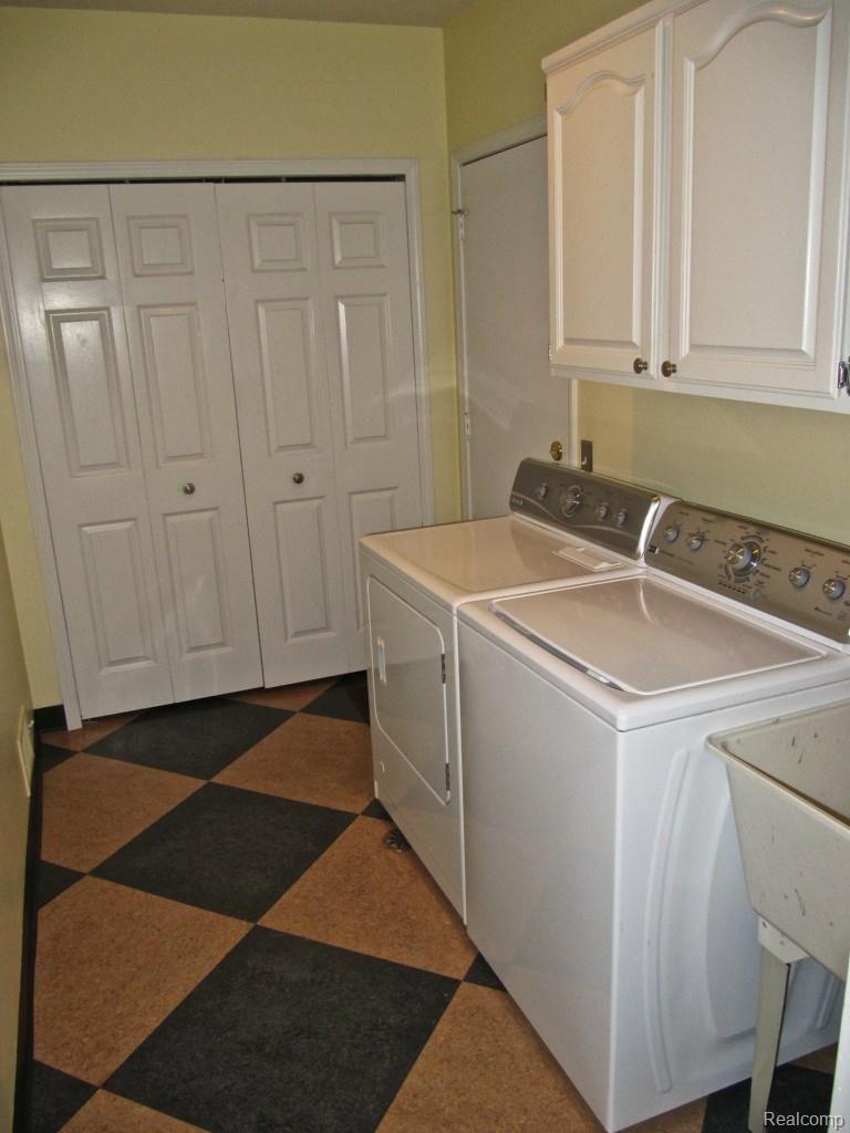 347 Lake Forest Road Rochester, MI 48309 - Photo 38 of 58 Laundry