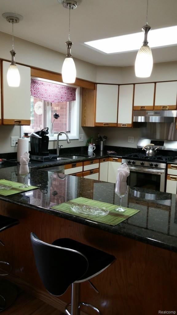 40700 Robbe Road Belleville, MI 48111 - Photo 11 of 38 Breakfast Bar.jpg