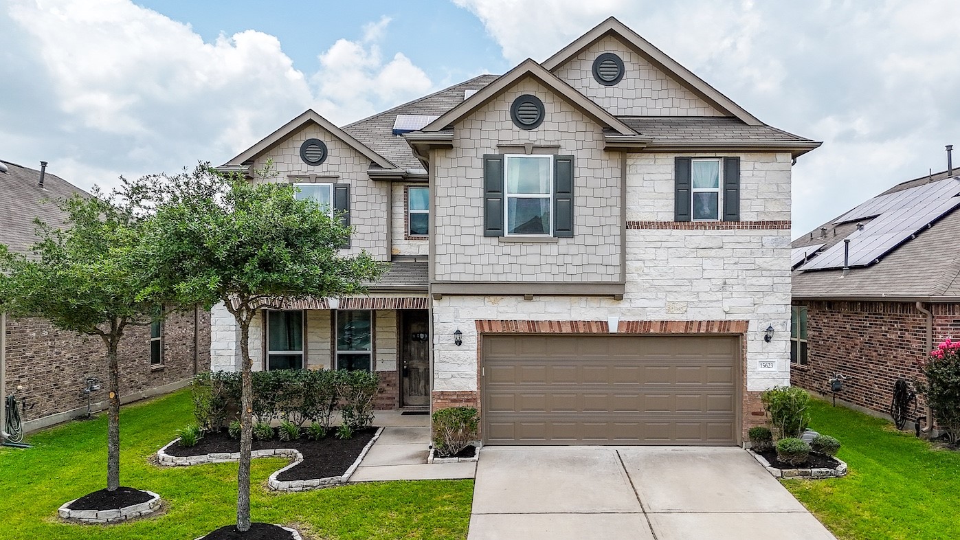 15623 Hanover Breeze Lane Houston, TX 77044 - Photo 39 of 46 a front view of a house with garden