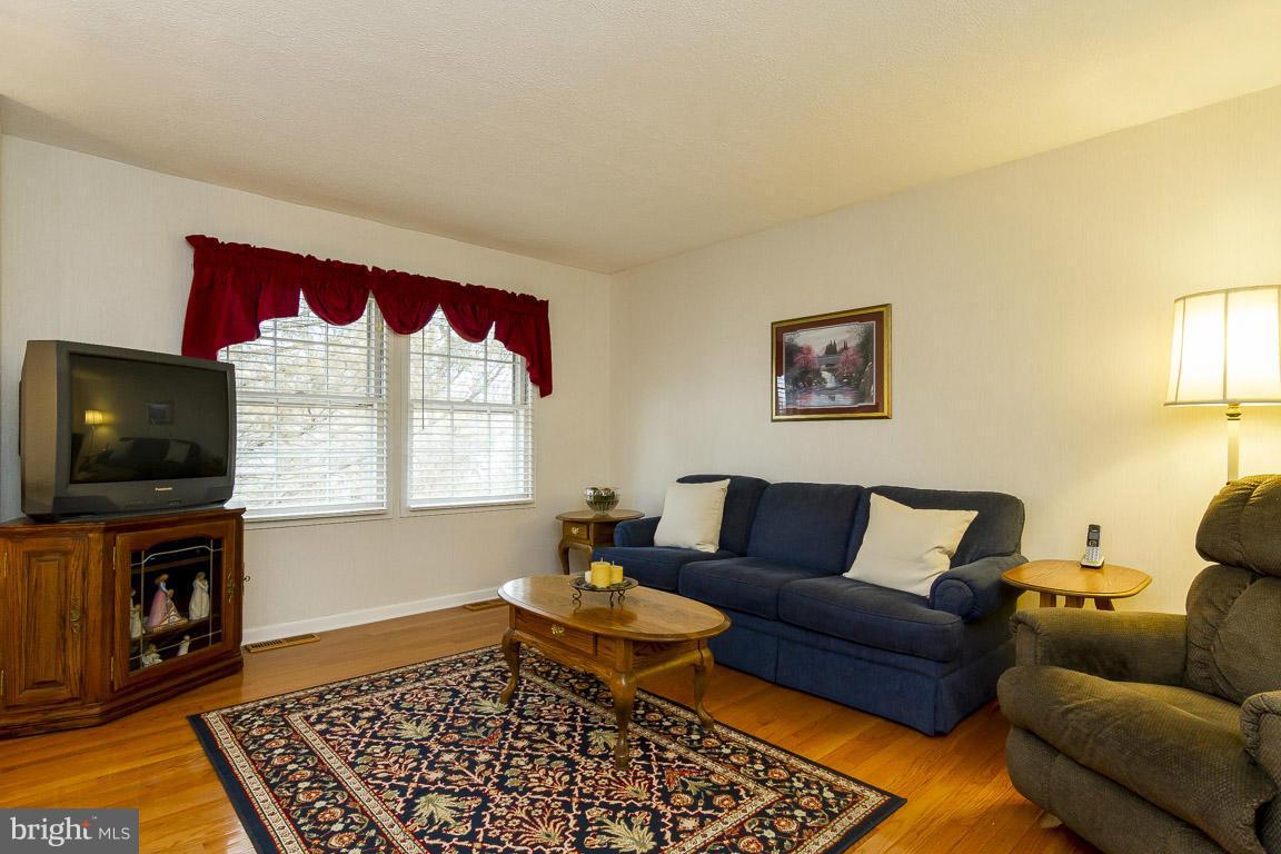 21 Marshall Road Waldorf, MD 20602 - Photo 8 of 25 Living Room