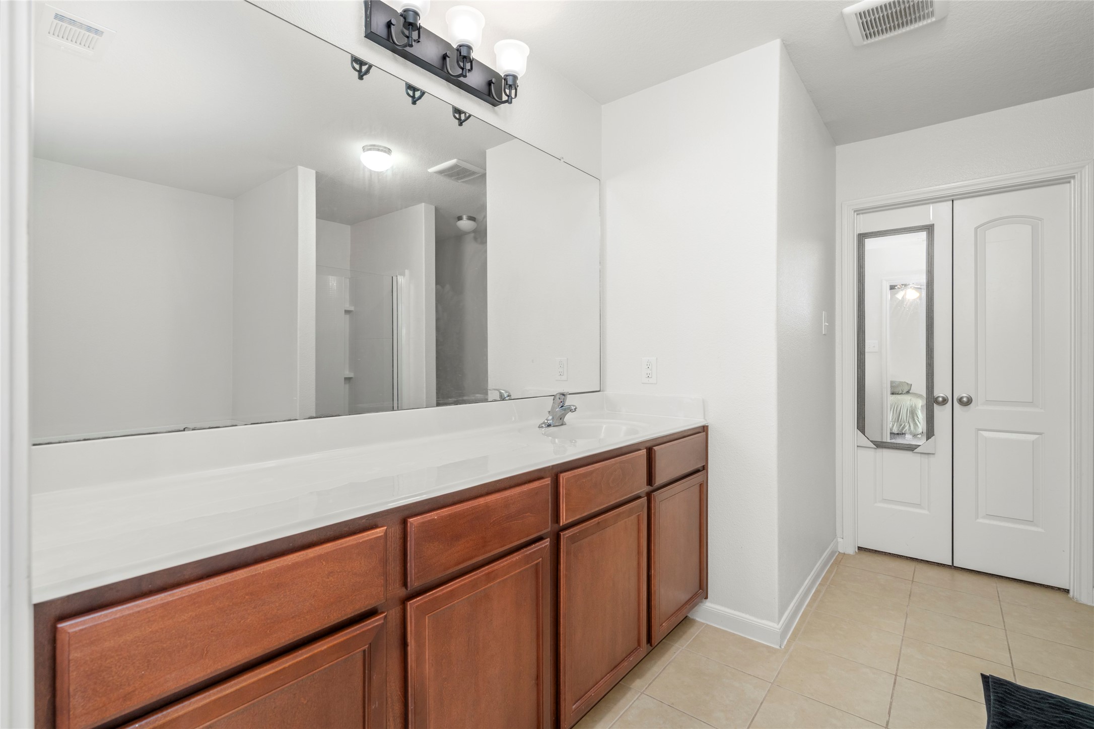 9719 Montana Sapphire Lane Rosharon, TX 77583 - Photo 31 of 40 Primary bath featuring wide counter sapce, modern finishes, and a functional layout.