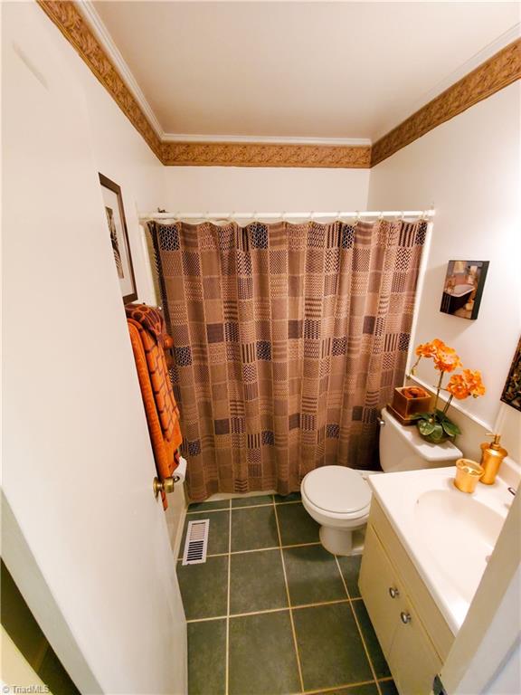 5711 Bramblegate Road, Unit M Greensboro, NC 27409 - Photo 12 of 15 Full guest Bathroom