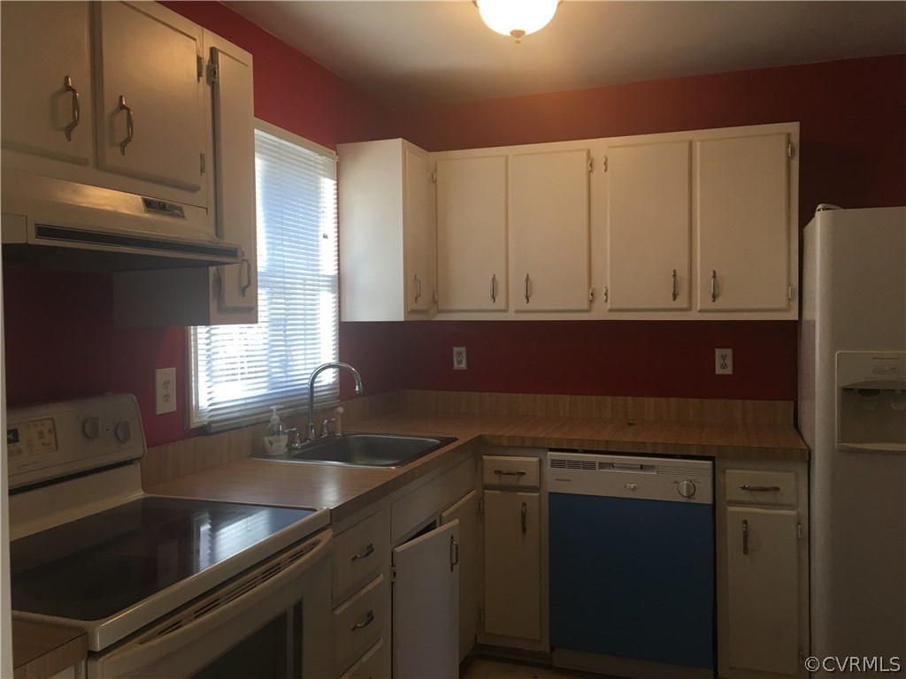 5253 Rollingway Road Chesterfield, VA 23832 - Photo 5 of 16 a kitchen with granite countertop a sink cabinets and stainless steel appliances