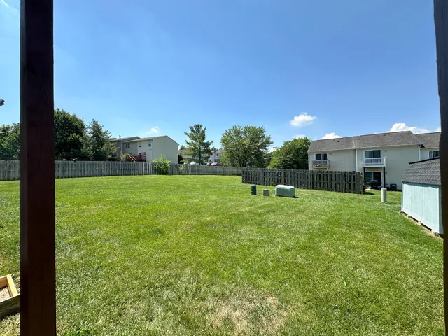 a view of a backyard