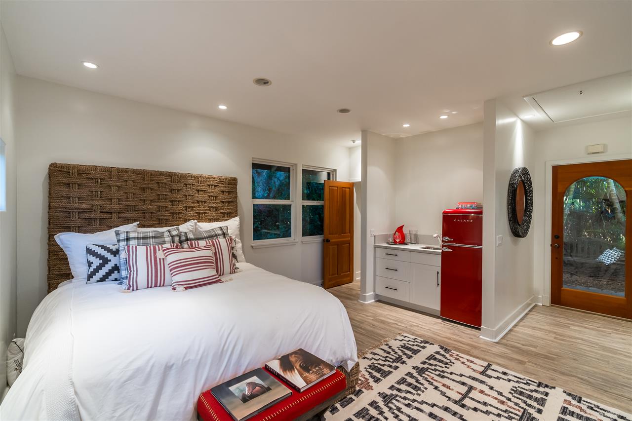 100 Laenani Street Haiku, HI 96708 - Photo 23 of 30 a bedroom with a bed and a large mirror