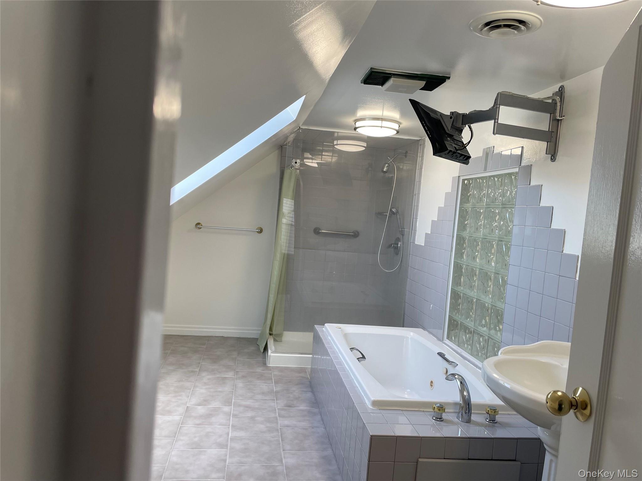 8 Cameron Lane Valley Stream, NY 11581 - Photo 30 of 33 2nd floor bathroom