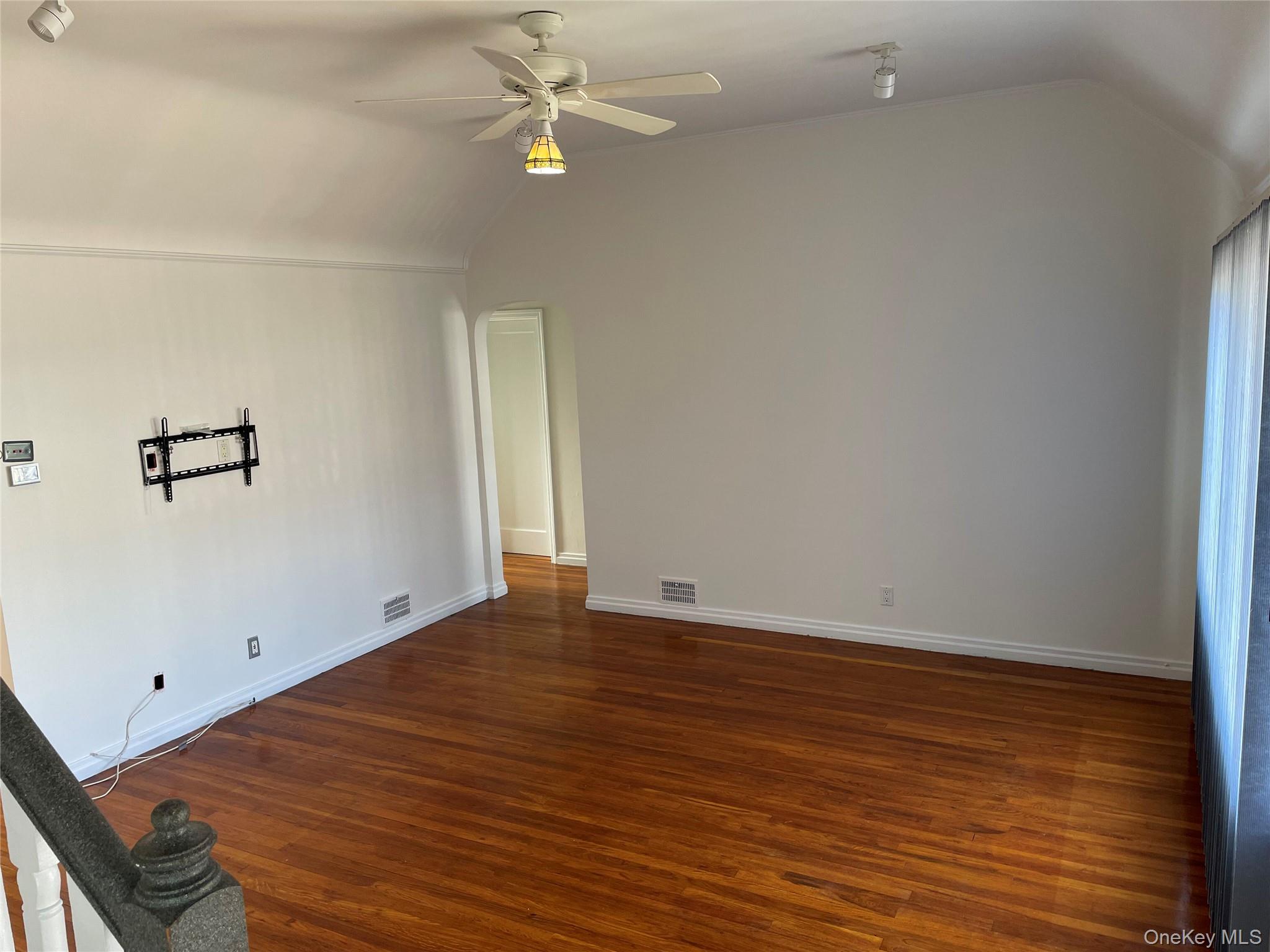 8 Cameron Lane Valley Stream, NY 11581 - Photo 3 of 33