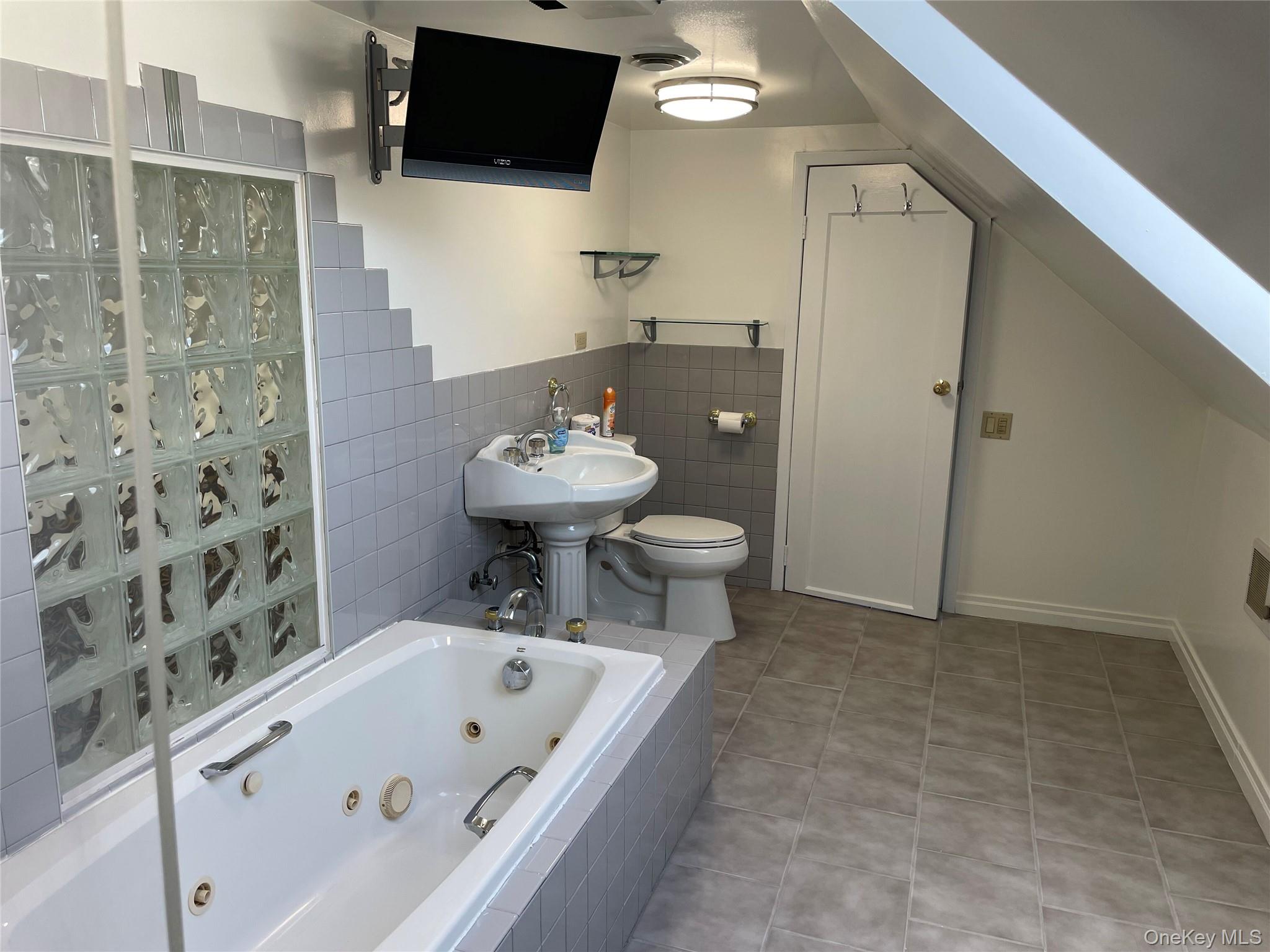 8 Cameron Lane Valley Stream, NY 11581 - Photo 31 of 33 2nd floor bathroom