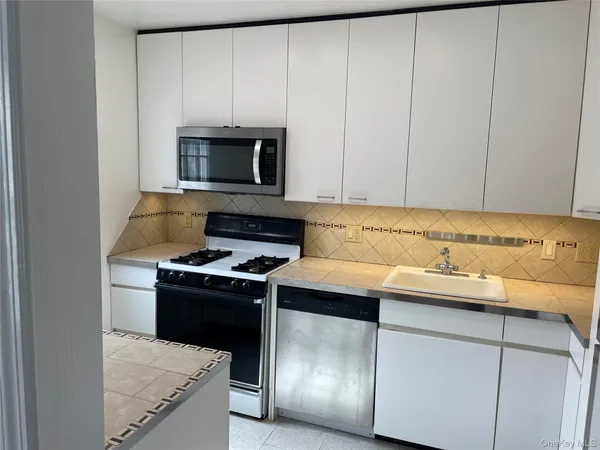 $4,500 | 8 Cameron Lane, Valley Stream, NY 11581