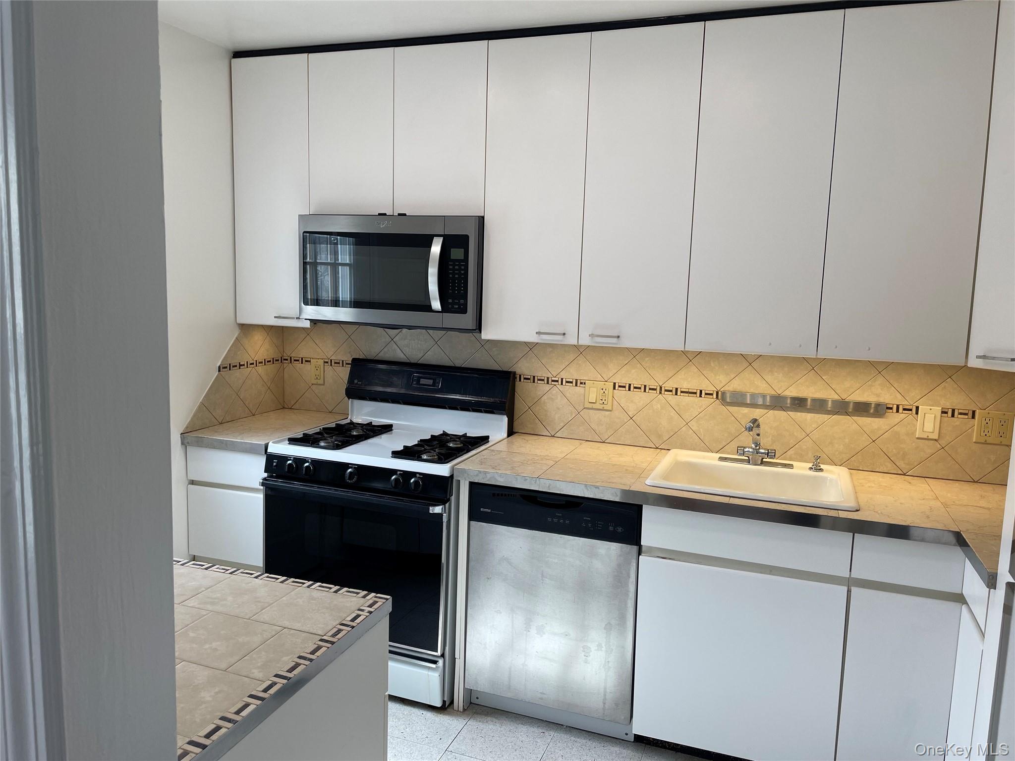 8 Cameron Lane Valley Stream, NY 11581 - Photo 9 of 33