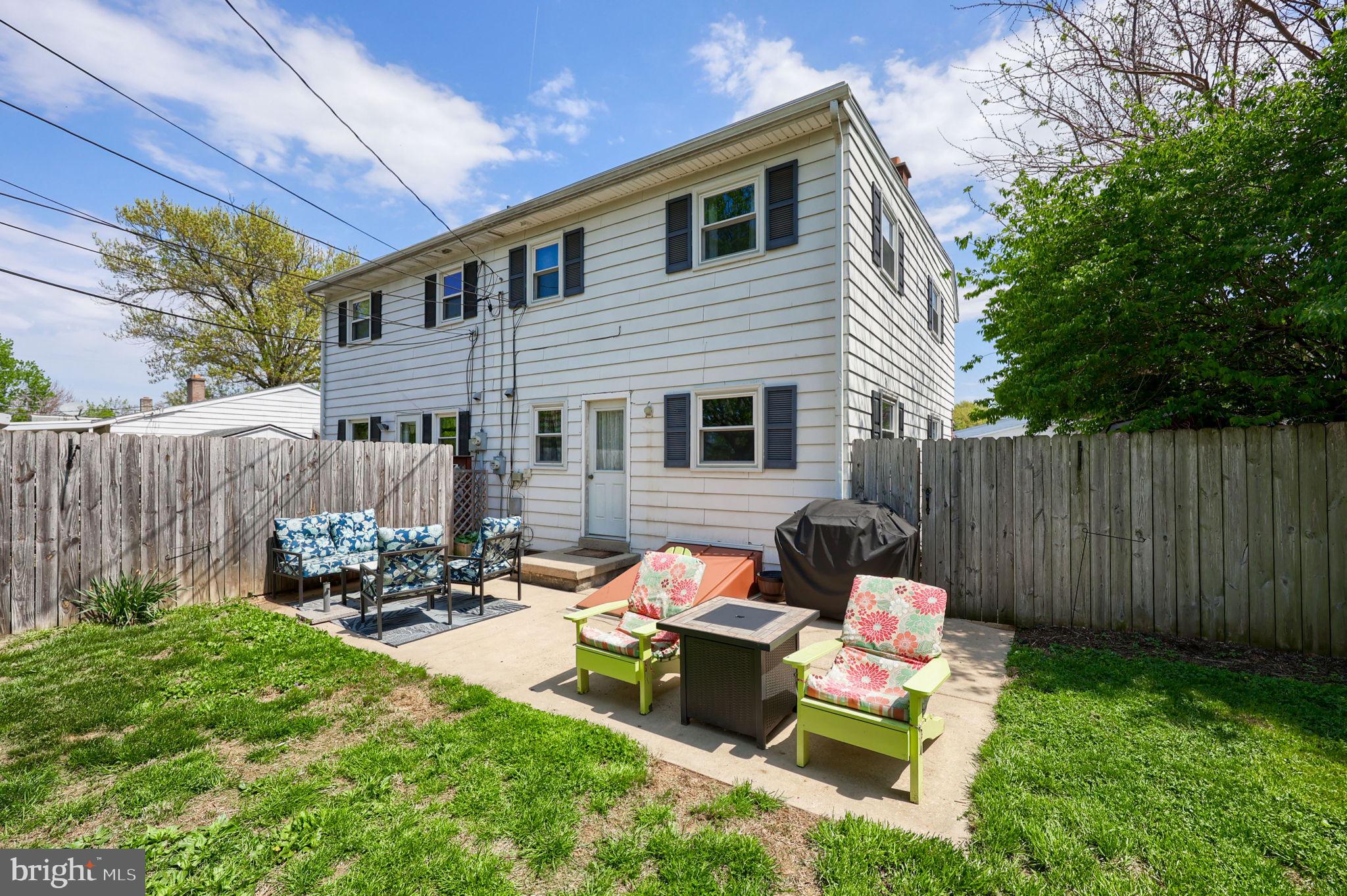 508 West Marion Street Lititz, PA 17543 - Photo 31 of 32 a backyard of a house with table and chairs