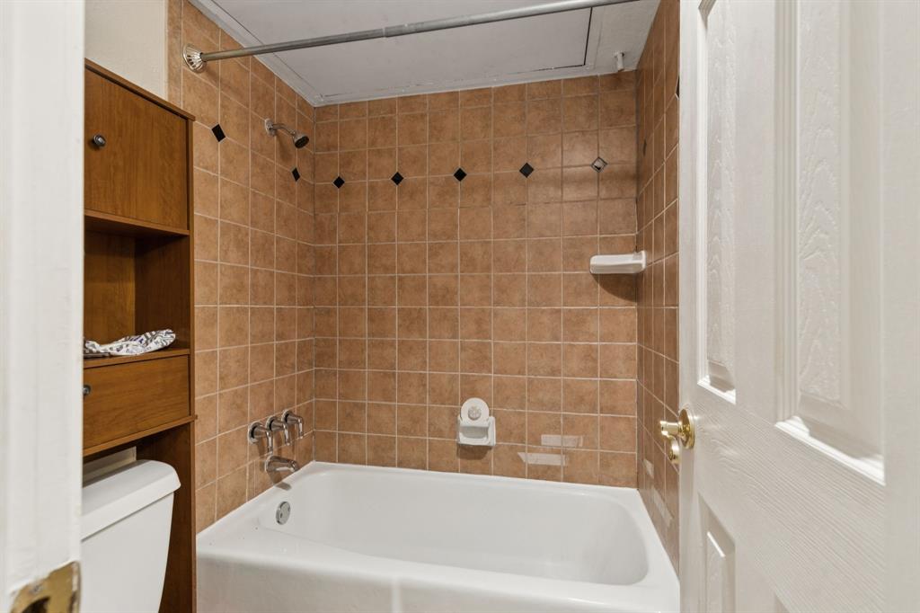 4569 North O'Connor Road, Unit 1320 Irving, TX 75062 - Photo 19 of 24 a bath tub sitting next to a white sink and vanity