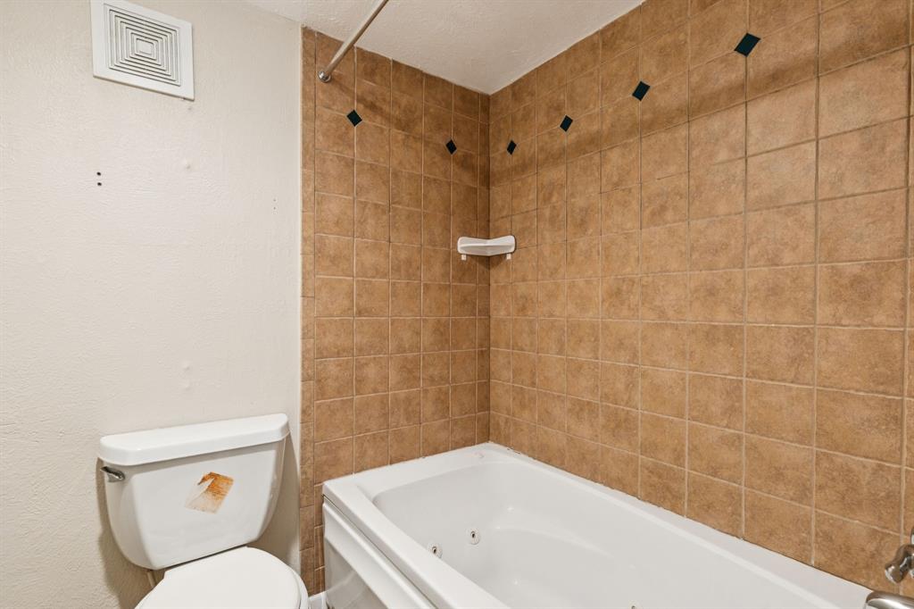 4569 North O'Connor Road, Unit 1320 Irving, TX 75062 - Photo 21 of 24 a bathroom with a toilet a sink and shower