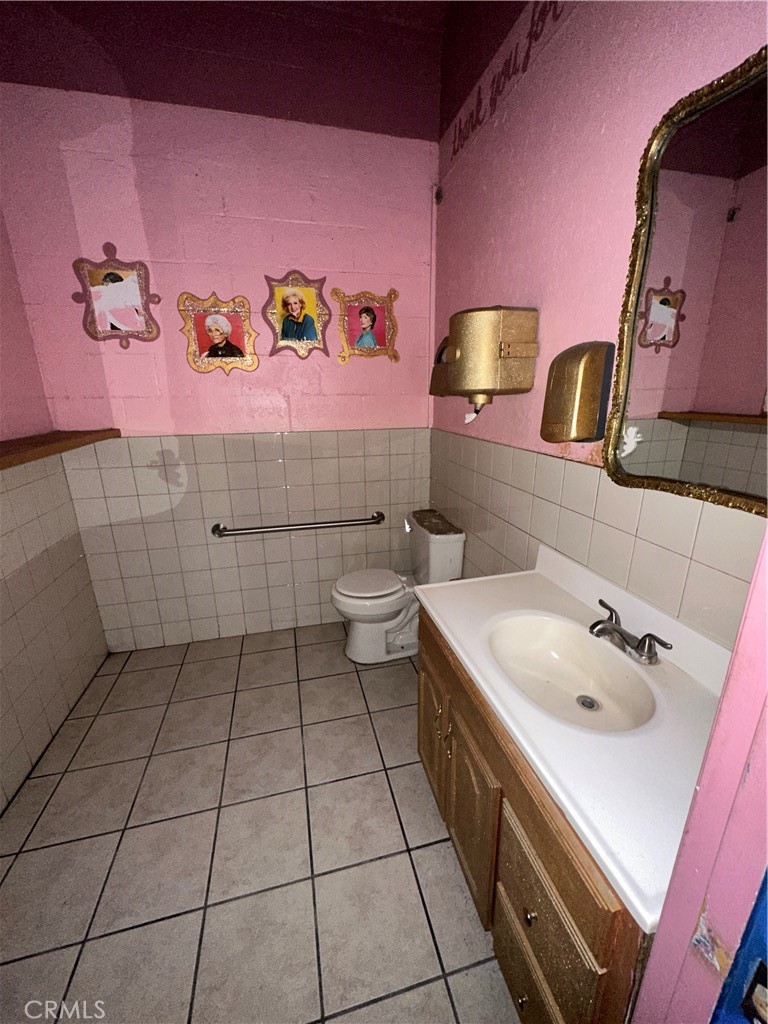 230 Fox Street Lemoore, CA 93245 - Photo 23 of 25 a bathroom with a sink a toilet and mirror