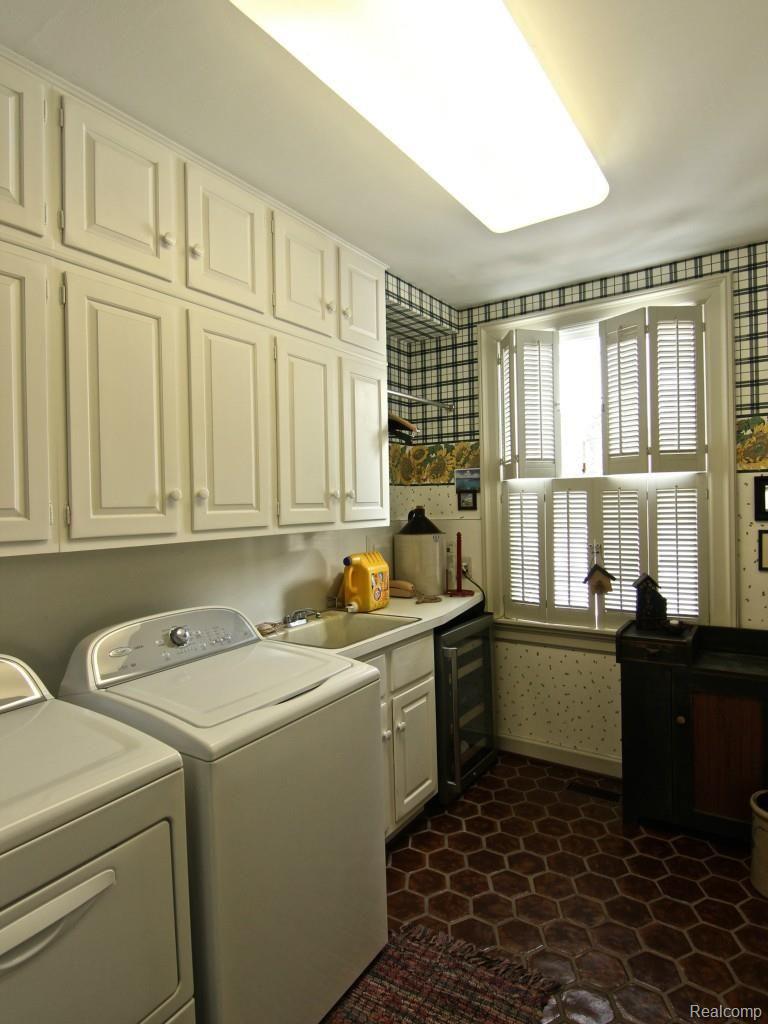 5905 Southgate Road Rochester, MI 48306 - Photo 47 of 83 1st fl. laundry