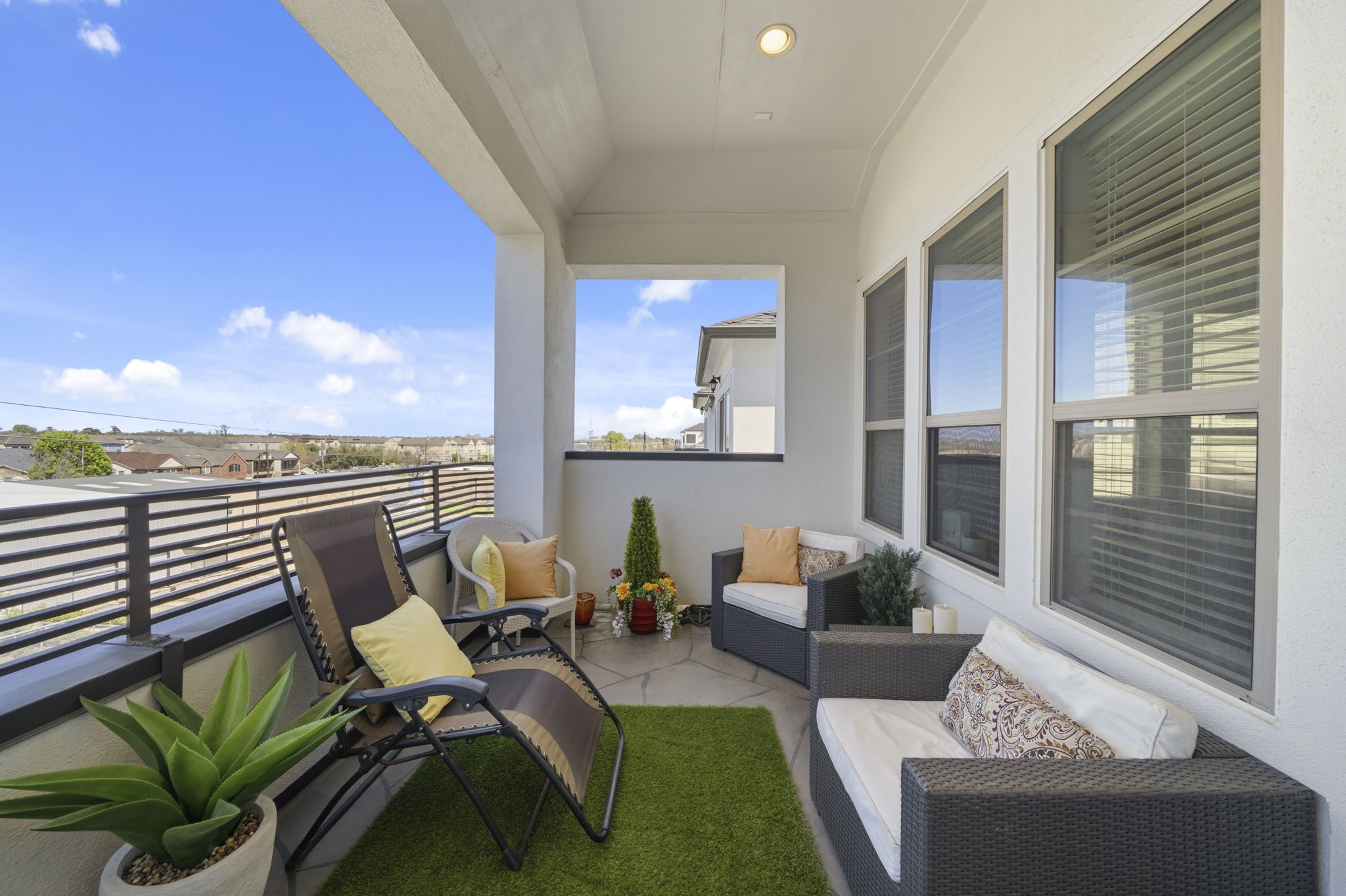 5467 Larkin Street Houston, TX 77007 - Photo 28 of 33 a balcony with furniture and a potted plant