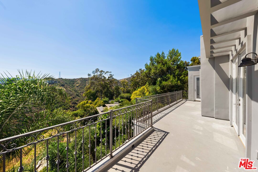 1425 North Tigertail Road Los Angeles, CA 90049 - Photo 20 of 28