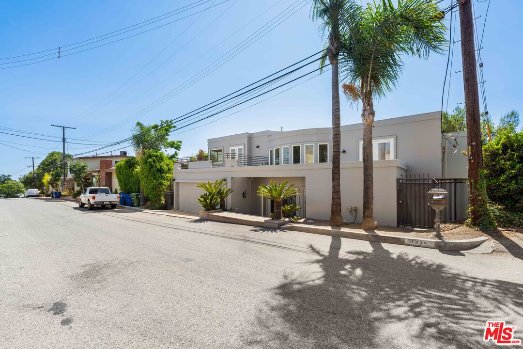 1425 North Tigertail Road Los Angeles, CA 90049 - Photo 2 of 28